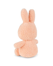 Lade das Bild in den Galerie-Viewer, Miffy Plüschspielzeug &#39;&#39;Terry Peach&#39;&#39; 23cm
