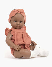 Lade das Bild in den Galerie-Viewer, Minikane Kinderpuppe „Augustine“, 47 cm, Marsala-Strampler
