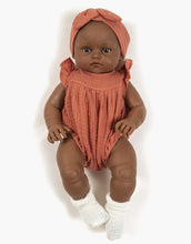 Lade das Bild in den Galerie-Viewer, Minikane Kinderpuppe „Augustine“, 47 cm, Marsala-Strampler
