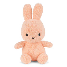 Lade das Bild in den Galerie-Viewer, Miffy Plüschspielzeug &#39;&#39;Terry Peach&#39;&#39; 23cm
