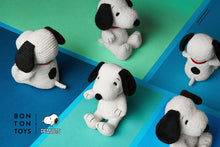 Lade das Bild in den Galerie-Viewer, Snoopy Sitzendes Cordcreme-Stofftier, 19 cm
